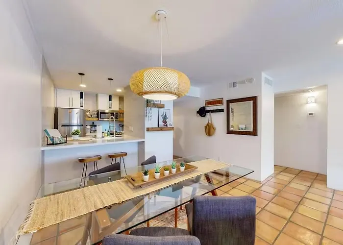 Renovated With Pool, Spa, & Gym Access Holiday home *