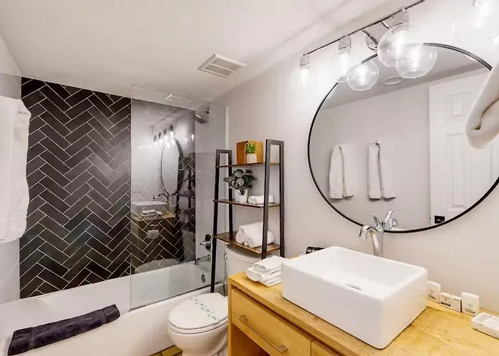Holiday home Renovated With Pool, Spa, & Gym Access *