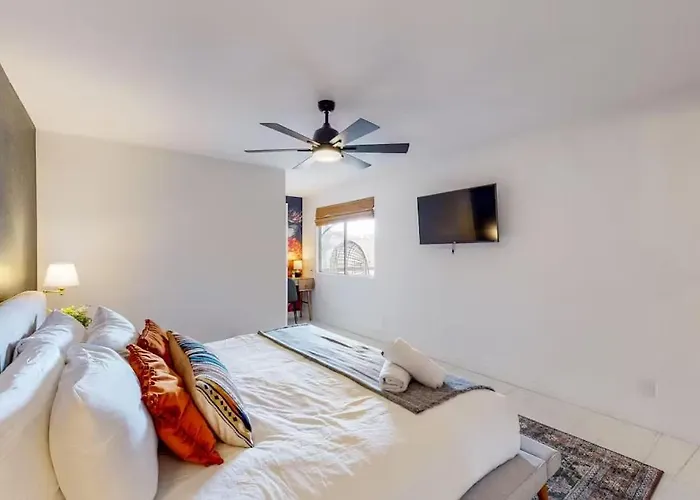 Renovated With Pool, Spa, & Gym Access Holiday home Scottsdale