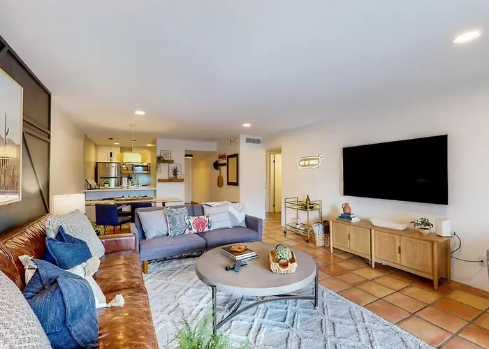 Holiday home Renovated With Pool, Spa, & Gym Access Scottsdale