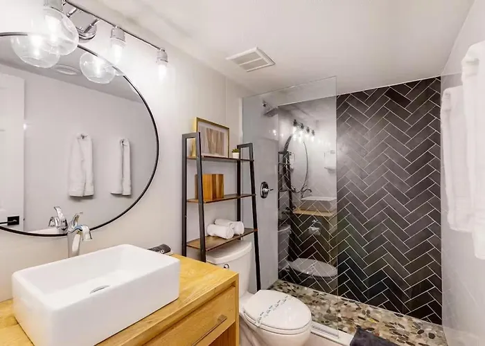 Renovated With Pool, Spa, & Gym Access Holiday home