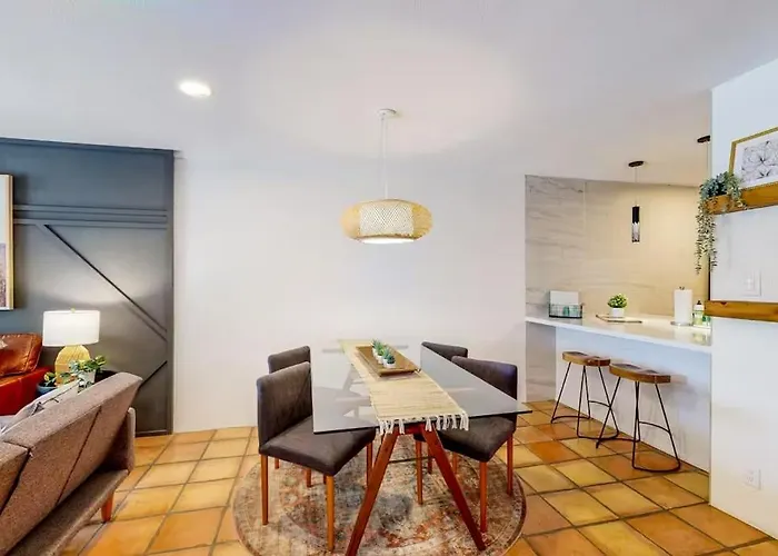 Renovated With Pool, Spa, & Gym Access Holiday home *