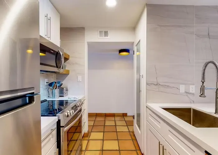 Holiday home Renovated With Pool, Spa, & Gym Access *