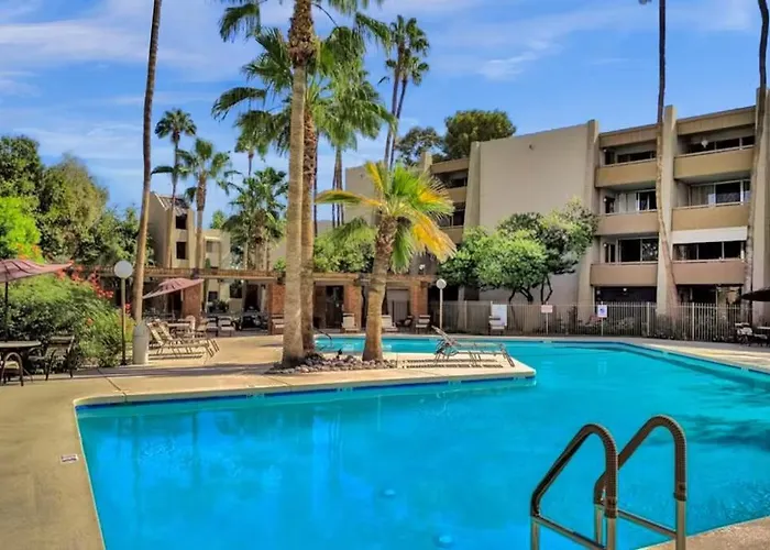 Renovated With Pool, Spa, & Gym Access Holiday home Scottsdale