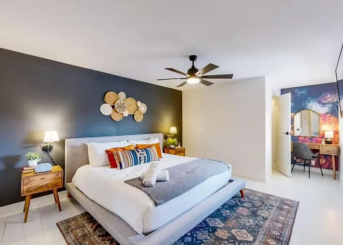 Renovated With Pool, Spa, & Gym Access Holiday home