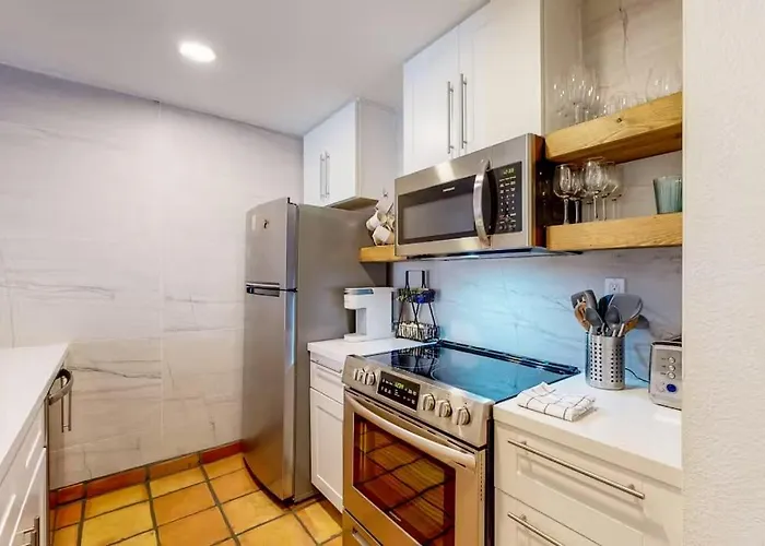 Renovated With Pool, Spa, & Gym Access Holiday home *