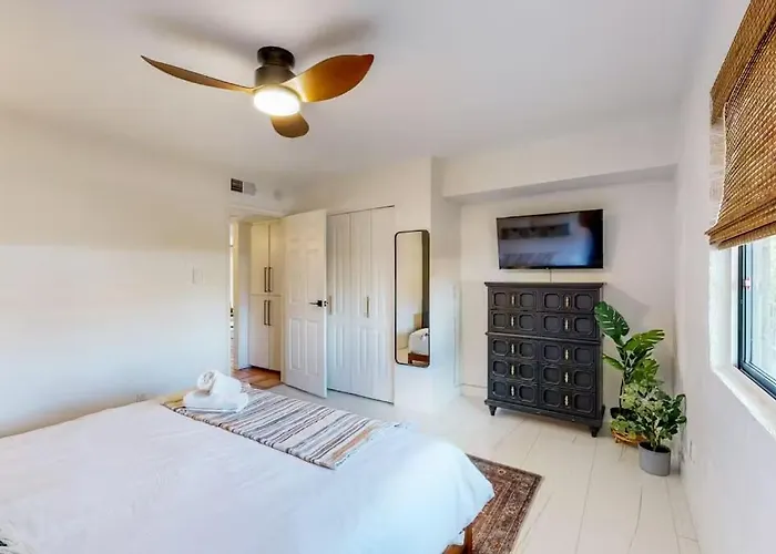 Renovated With Pool, Spa, & Gym Access Holiday home Scottsdale
